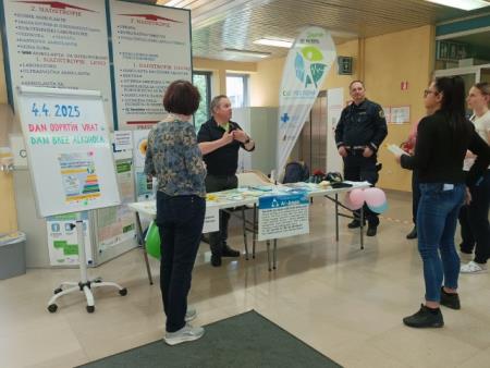 udeleženci ob stojnici Društva zdravljenih alkoholikov Postojna